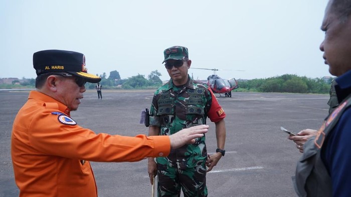 Gubernur Jambi Al Haris saat menginstruksikan percepatan pemadaman api di TNBS