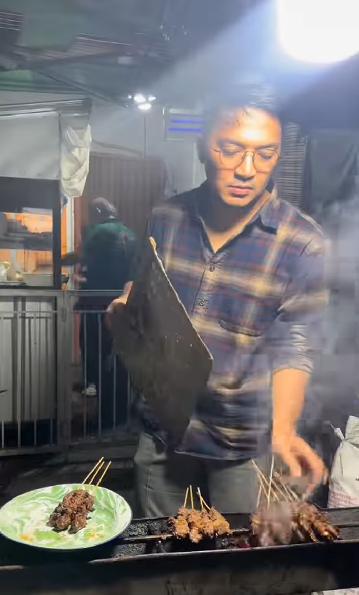 Ihsan Tarore Jualan Sate Maranggi, Harganya Mulai Rp55 Ribuan!