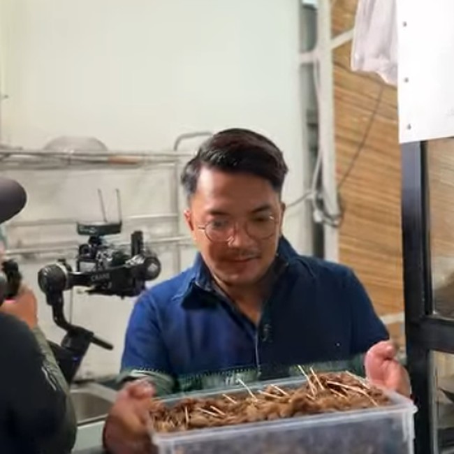Ihsan Tarore Jualan Sate Maranggi, Harganya Mulai Rp55 Ribuan!