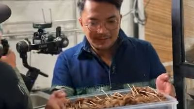 Ihsan Tarore Jualan Sate Maranggi, Harganya Mulai Rp55 Ribuan!