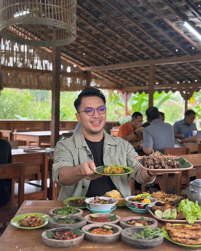 Ihsan Tarore Jualan Sate Maranggi, Harganya Mulai Rp55 Ribuan!