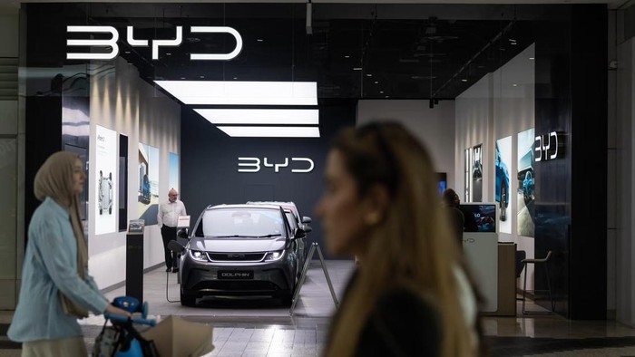 Ilustrasi konsumen beli mobil china BYD.