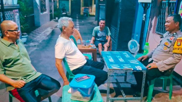 Jajaran Polres Jaksel mengintensifkan patroli lingkungan dan rutin mendatangi untuk menjaga situasi keamanan dan ketertiban masyarakat (kamtibmas). (dok Polres Jaksel) Jajaran Polres Jaksel mengintensifkan patroli lingkungan dan rutin mendatangi untuk menjaga situasi keamanan dan ketertiban masyarakat (kamtibmas). (dok Polres Jaksel)