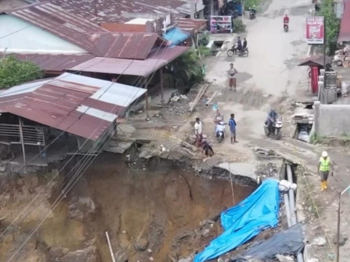 Penampakan jalan amblas di Dusun II, Desa Tiga Juhar, Kecamatan STM Hulu, Kabupaten Deli Serdang, Sumatera Utara