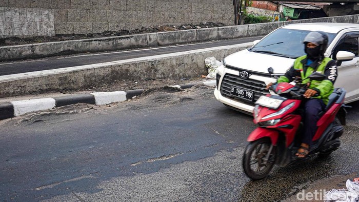 Kondisi jalan bergelombang di Jalan Ciledug Raya dekat Halte Dmasiv, Petukangan, Jakarta Selatan, Selasa (22/9/2026). Kerusakan pada ruas jalan tersebut disebut telah berlangsung cukup lama.