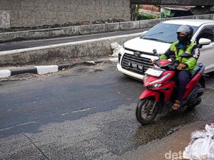 Jalan Ciledug Raya Petukangan Bergelombang, Pengendara Harus Ekstra Hati-hati