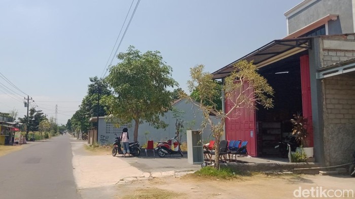 Jalan raya Somopuro, Kecamatan Jogonalan, Klaten, lokasi gudang yang dibobol, Senin (21/9/2026).