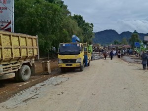 Video Akses Jalan Nasional Padang-Solok Kembali Dibuka Pasca Banjir Bandang