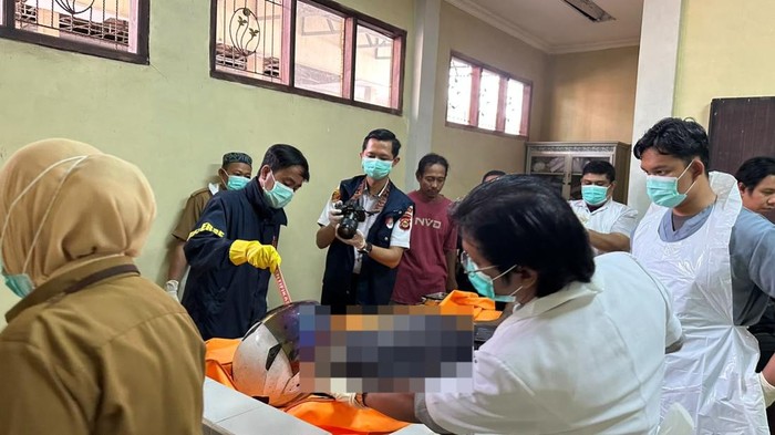 Jasad korban saat dievakuasi ke rumah sakit