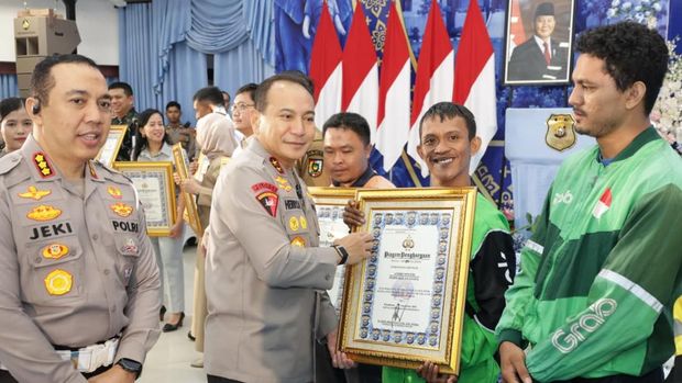 Kapolda Riau Irjen Pol Herry Heryawan menekankan integritas dan respons cepat di HUT Lalu Lintas ke-78 Kapolda Riau Irjen Pol Herry Heryawan menekankan integritas dan respons cepat di HUT Lalu Lintas ke-78