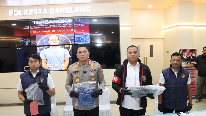Polisi menetapkan BW (42) sebagai tersangka kebakaran hutan dan lahan seluas sekitar 10 hektare di kawasan Daerah Tangkapan Air Tembesi, Sidomulyo, Sagulung, Batam.