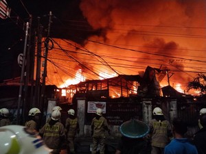 Kebakaran di Kebayoran Lama Bersumber dari Warteg, Dipicu Korsleting Listrik