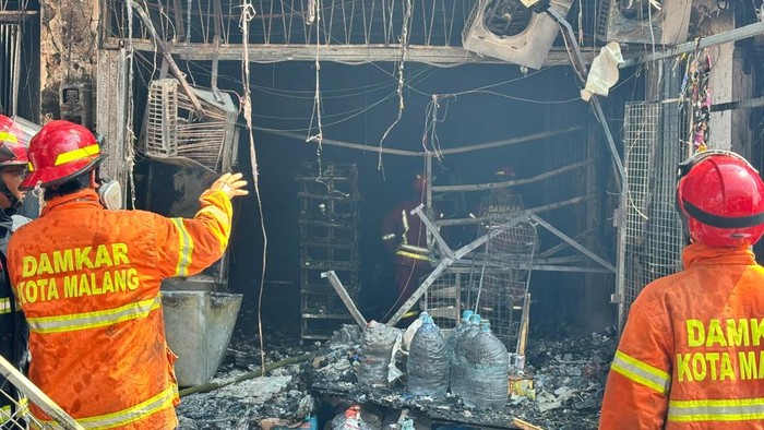 Toko kelontong di Jalan Galunggung, Kota Malang ludes terbakar tewaskan satu orang yang terjebak dalam kamar mandi