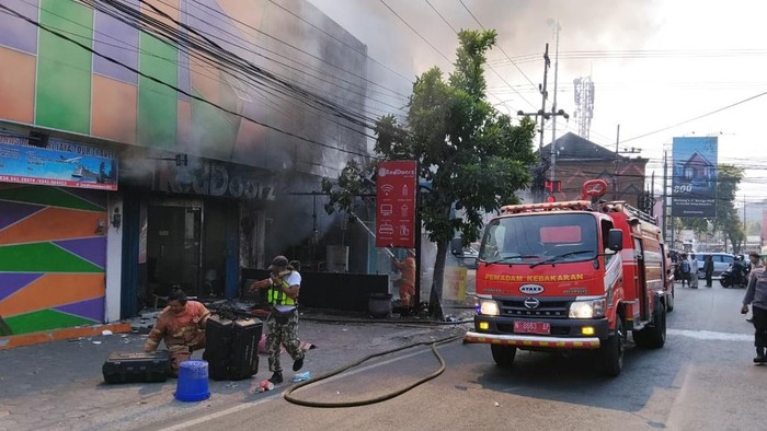Toko kelontong di Jalan Galunggung, Kota Malang ludes terbakar tewaskan satu orang yang terjebak dalam kamar mandi