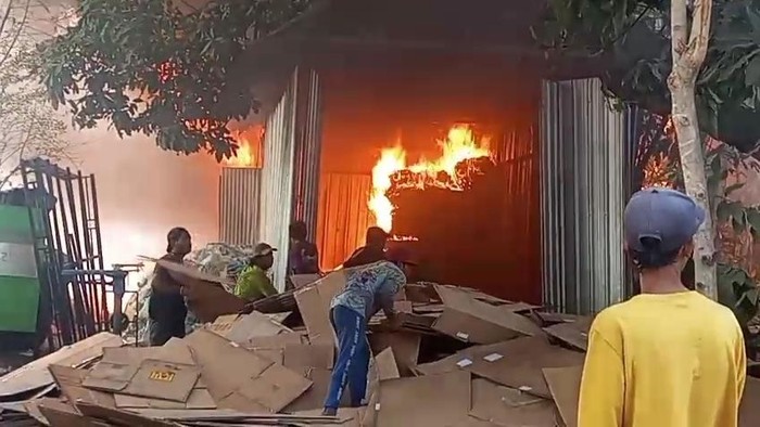 Kebakaran gudang barang bekas di Nganjuk
