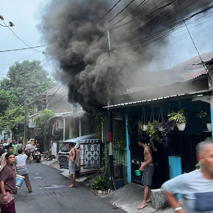 Kebakaran rumah terjadi di Ciracas, Jakarta Timur. Petugas damkar mendatangi lokasi kebakaran untuk memadamkan api. (dok Istimewa)