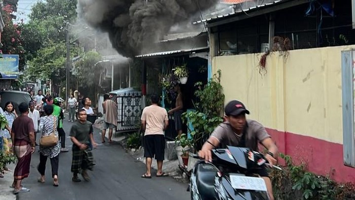 Kebakaran rumah terjadi di Ciracas, Jakarta Timur. Petugas damkar mendatangi lokasi kebakaran untuk memadamkan api. (dok Istimewa)