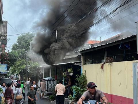 Kebakaran rumah terjadi di Ciracas, Jakarta Timur. Petugas damkar mendatangi lokasi kebakaran untuk memadamkan api. (dok Istimewa)