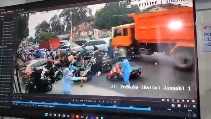 Kecelakaan yang terjadi di Bandar Lampung, dump truk tabrak 3 kendaraan
