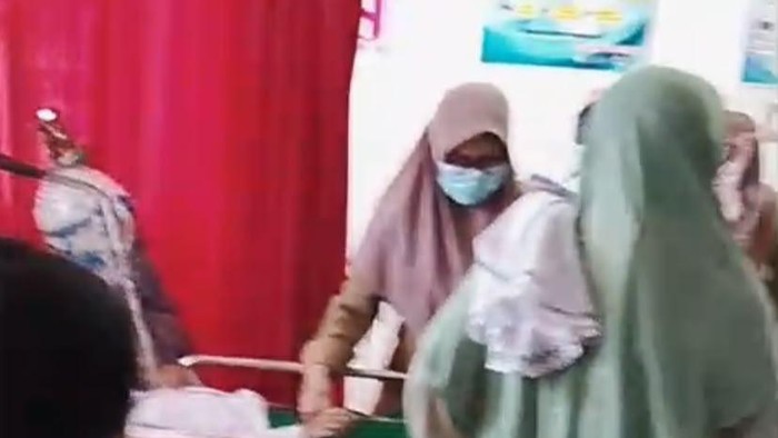 Puluhan siswa MI di Gumukmas, Jember mendapat perawatan setelah mengalami gejala keracunan MBG