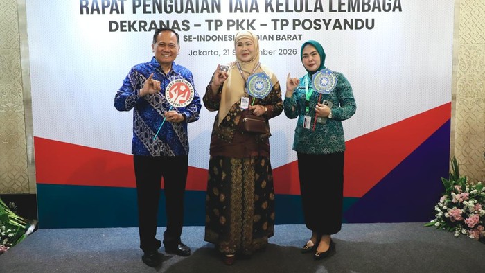 Ketua Tim Penggerak Pemberdayaan dan Kesejahteraan Keluarga (TP PKK) Kabupaten Bogor, Eva Rudy Susmanto bersama jajaran Pemerintahan Kabupaten (Pemkab) Bogor