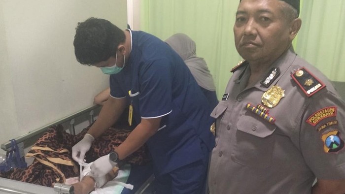 Korban pembacokan oleh suami mendapatkan penanganan medis