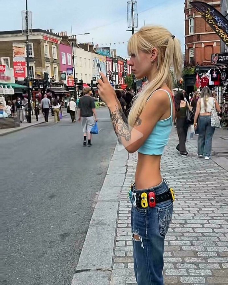 Kumpulan foto editan ini terlalu kentara. Netizen di media sosial dengan cepat menyadari foto-foto ini sudah melalui proses Photoshop.