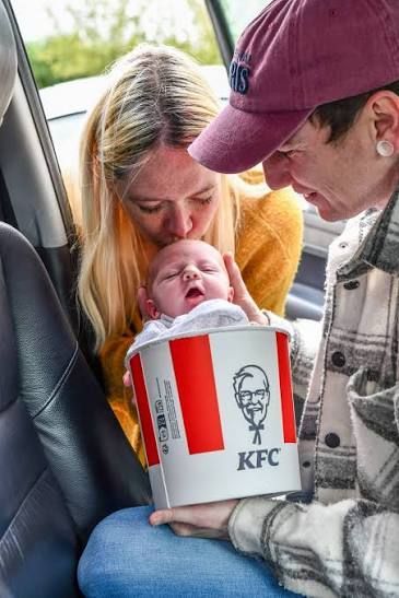 Lahir di Parkiran KFC, Bayi Ini Dapat Merchandise hingga Voucher Makan