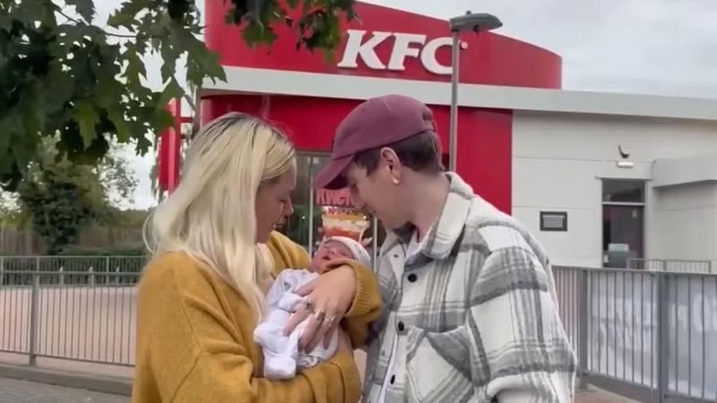 Lahir di Parkiran KFC, Bayi Ini Dapat Merchandise hingga Voucher Makan