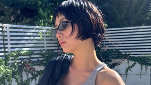 Gaya santai ala Nana dengan tank top dan kacamata hitam yang bikin auranya makin effortless cool. Foto: Instagram @jin_a_nana