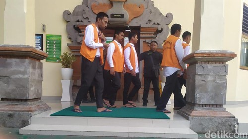 Lima mantan Anak Buah Kapal (ABK) terdakwa kasus pembakaran kepada rekan kerja usai menjalani sidang dakwaan di Pengadilan Negeri (PN) Denpasar, Selasa (22/9/2026). Dokumentasi Wibhi Leksono