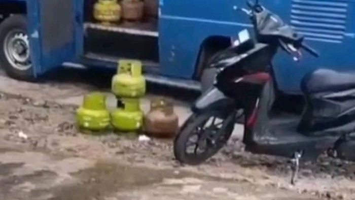 Mobil Dinas Kominfo Madina digunakan untuk mengangkut tabung LPG bersubsidi