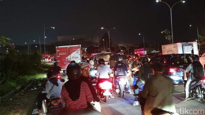 Macet di Jalan Urip Sumoharjo ke jalan Perintis Kemerdekaan Makassar.