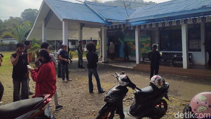 Mahasiswa melakukan demonstrasi di kantor PDAM Palopo.