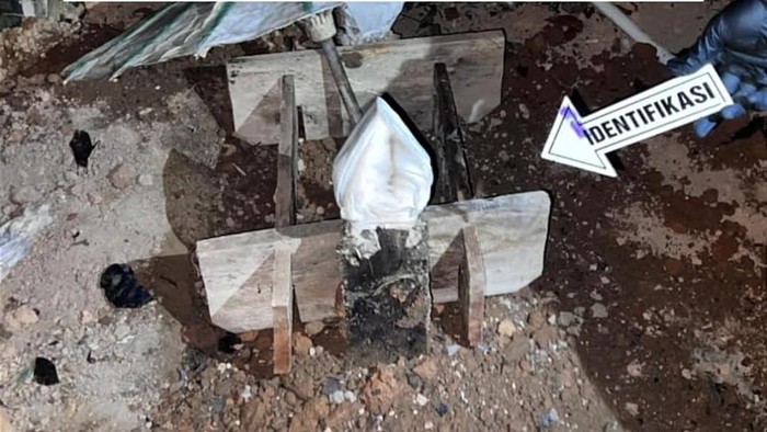 Makam bayi di Jalan Nusantara KM 20 Kijang, Kelurahan Gunung Lengkuas, Kecamatan Bintan Timur, Kabupaten Bintan, Kepulauan Riau (Kepri) dibongkar orang tak dikenal. (Foto: Istimewa)