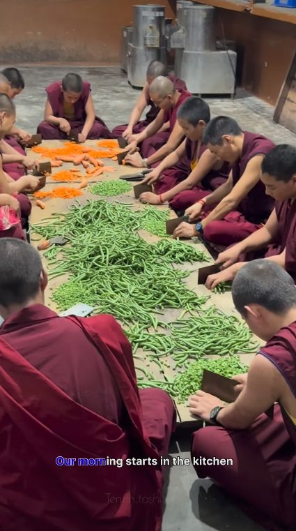 Makanan para biksu di wihara.