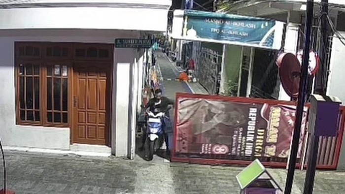 ScreenshotMaling di Surabaya yang curi motor dan tinggalkan motornya sendiri