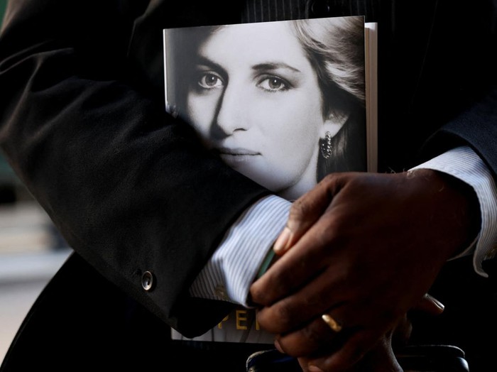 Copies of Princess Dianas brother Charles Spencers book Swan Song: Diana, My Sister are displayed at Waterstones bookshop in London, Britain, September 22, 2026. REUTERS/Jack Taylor
