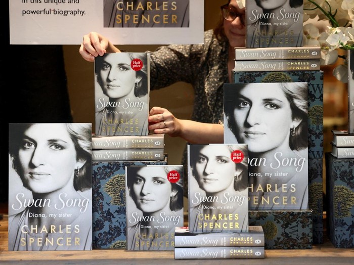 Copies of Princess Dianas brother Charles Spencers book Swan Song: Diana, My Sister are displayed at Waterstones bookshop in London, Britain, September 22, 2026. REUTERS/Jack Taylor