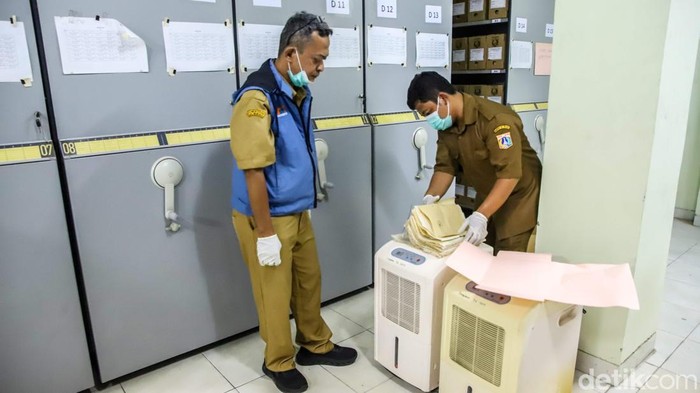 Petugas Suku Dinas Perpustakaan dan Kearsipan Jakarta Utara memeriksa arsip yang tersimpan di depo arsip Jakarta Utara, Selasa (22/9/2026). Penyimpanan arsip tersebut menjadi bagian dari upaya menjaga dokumen administrasi yang memiliki nilai guna bagi masyarakat.
