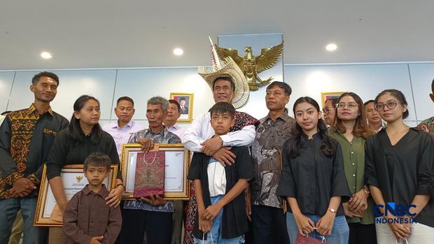 Menteri Pertanian (Mentan) Amran Sulaiman saat penyerahan beasiswa di kantornya, Jakarta, Selasa (22/9/2026). (CNBC Indonesia/Martyasari Rizky)