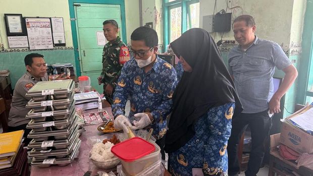 Menu MBG yang diduga membuat sejumlah siswa dari sejumlah sekolah di Kota Kediri keracunan makanan. Menu MBG yang diduga membuat sejumlah siswa dari sejumlah sekolah di Kota Kediri keracunan makanan.