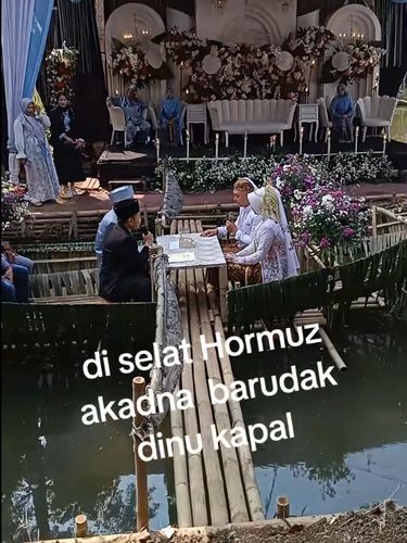 Momen akad nikah unik di atas rakit bambu viral di TikTok. Pengantin mengucap ijab kabul mengapung di kolam air dengan dekorasi panggung pelaminan di tebingnya. Momen akad nikah unik di atas rakit bambu viral di TikTok. Pengantin mengucap ijab kabul mengapung di kolam air dengan dekorasi panggung pelaminan di tebingnya.