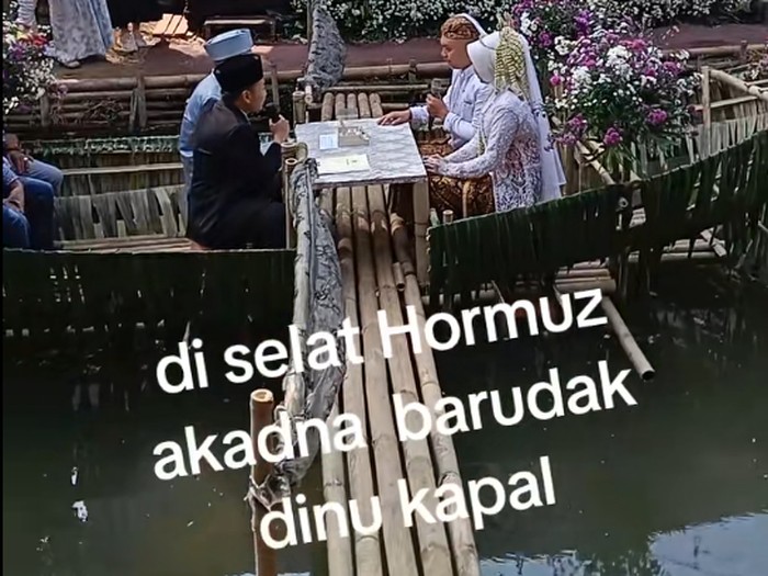 Momen akad nikah unik di atas rakit bambu viral di TikTok. Pengantin mengucap ijab kabul mengapung di kolam air dengan dekorasi panggung pelaminan di tebingnya.