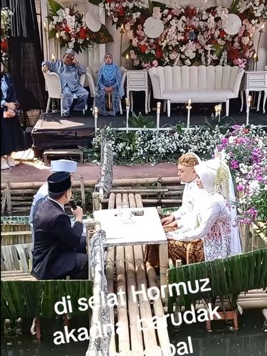 Momen akad nikah unik di atas rakit bambu viral di TikTok. Pengantin mengucap ijab kabul mengapung di kolam air dengan dekorasi panggung pelaminan di tebingnya. Momen akad nikah unik di atas rakit bambu viral di TikTok. Pengantin mengucap ijab kabul mengapung di kolam air dengan dekorasi panggung pelaminan di tebingnya.