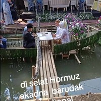 Viral! Momen Akad Nikah Unik di Atas Rakit Bambu Bikin Netizen Salfok