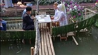 Viral! Momen Akad Nikah Unik di Atas Rakit Bambu Bikin Netizen Salfok