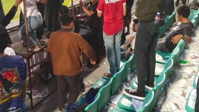 Oknum suporter laga final Sidrap Vs Bone menginjak kursi di Stadion GBH Parepare.