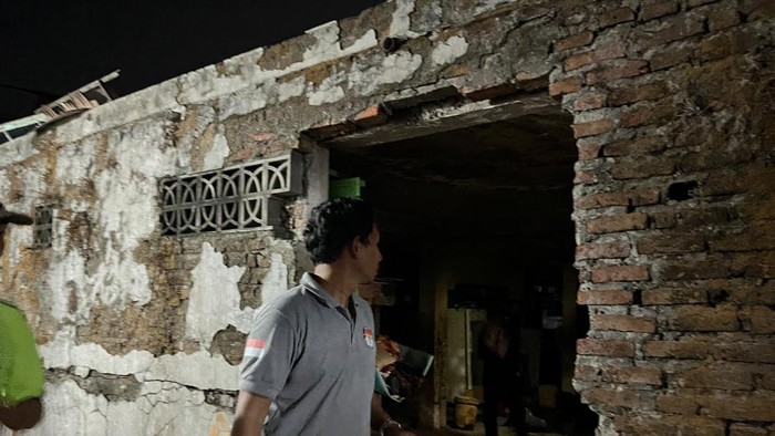Pabrik kerupuk di Jalan Bulak Rukem Timur II A, Surabaya terbakar