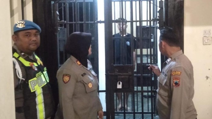Pecatan polisi berinisial RYP (24) mendekam di sel tahanan usai diciduk polisi karena menggelapkan sepeda motor.